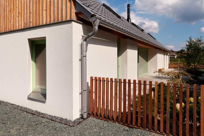 V malebné obci Bělečko vyrostl rodinný dům, který citlivě propojuje tradiční venkovskou architekturu s moderním designem. Projekt z dílny AIR Ateliér plně respektuje kouzlo místa a okolní stavby a zároveň svým majitelům nabízí komfortní bydlení. 
