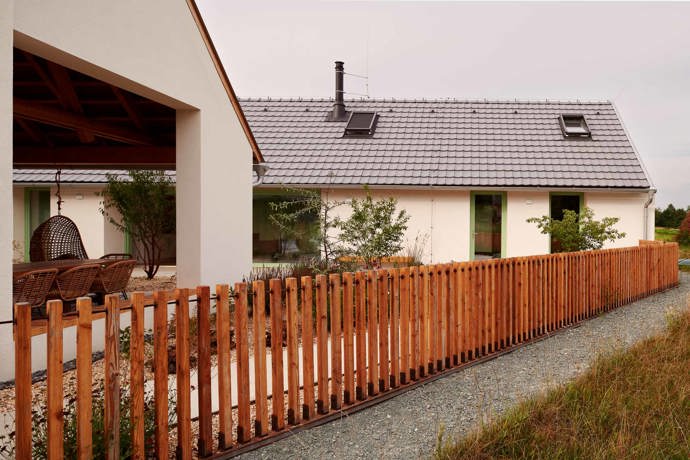 V malebné obci Bělečko vyrostl rodinný dům, který citlivě propojuje tradiční venkovskou architekturu s moderním designem. Projekt z dílny AIR Ateliér plně respektuje kouzlo místa a okolní stavby a zároveň svým majitelům nabízí komfortní bydlení. 
