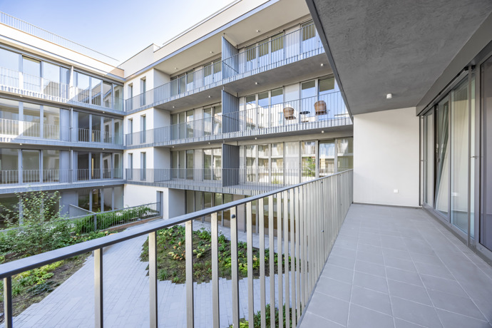 Projekt nabízí 85 moderních bytů s dispozicemi od 1+kk do 4+kk, které reflektují aktuální trendy v městském bydlení. Interiéry kladou důraz na nadčasový design, propojení s exteriérem a kvalitní materiály.
Projekt nabízí 85 moderních bytů s dispozicemi od 1+kk do 4+kk, které reflektují aktuální trendy v městském bydlení. Interiéry kladou důraz na nadčasový design, propojení s exteriérem a kvalitní materiály.