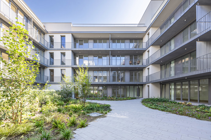 Projekt nabízí 85 moderních bytů s dispozicemi od 1+kk do 4+kk, které reflektují aktuální trendy v městském bydlení. Interiéry kladou důraz na nadčasový design, propojení s exteriérem a kvalitní materiály.
Projekt nabízí 85 moderních bytů s dispozicemi od 1+kk do 4+kk, které reflektují aktuální trendy v městském bydlení. Interiéry kladou důraz na nadčasový design, propojení s exteriérem a kvalitní materiály.