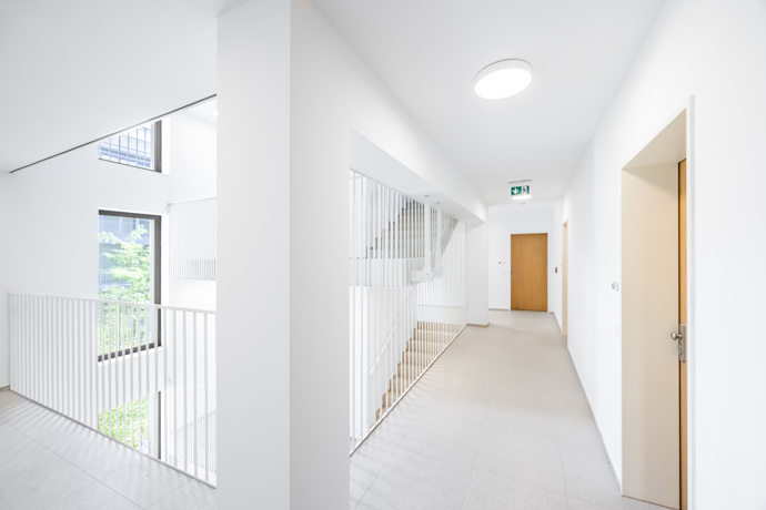 Projekt nabízí 85 moderních bytů s dispozicemi od 1+kk do 4+kk, které reflektují aktuální trendy v městském bydlení. Interiéry kladou důraz na nadčasový design, propojení s exteriérem a kvalitní materiály.
Projekt nabízí 85 moderních bytů s dispozicemi od 1+kk do 4+kk, které reflektují aktuální trendy v městském bydlení. Interiéry kladou důraz na nadčasový design, propojení s exteriérem a kvalitní materiály.