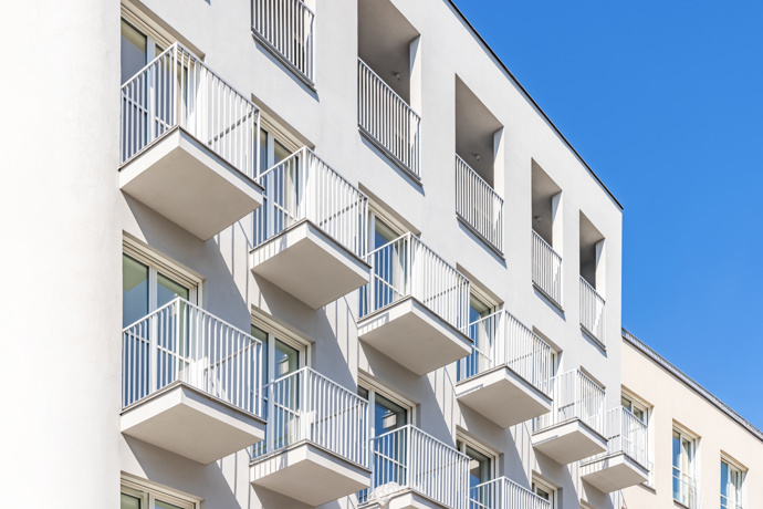 Projekt nabízí 85 moderních bytů s dispozicemi od 1+kk do 4+kk, které reflektují aktuální trendy v městském bydlení. Interiéry kladou důraz na nadčasový design, propojení s exteriérem a kvalitní materiály.
Projekt nabízí 85 moderních bytů s dispozicemi od 1+kk do 4+kk, které reflektují aktuální trendy v městském bydlení. Interiéry kladou důraz na nadčasový design, propojení s exteriérem a kvalitní materiály.