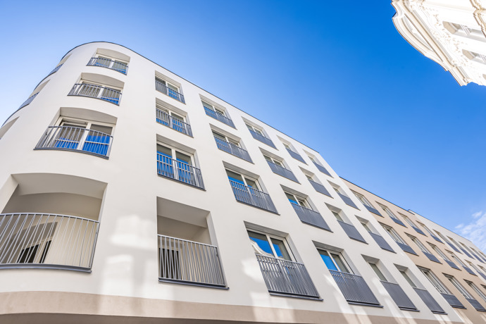 Projekt nabízí 85 moderních bytů s dispozicemi od 1+kk do 4+kk, které reflektují aktuální trendy v městském bydlení. Interiéry kladou důraz na nadčasový design, propojení s exteriérem a kvalitní materiály.
Projekt nabízí 85 moderních bytů s dispozicemi od 1+kk do 4+kk, které reflektují aktuální trendy v městském bydlení. Interiéry kladou důraz na nadčasový design, propojení s exteriérem a kvalitní materiály.