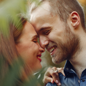 Se ženou si kdysi byli blízcí, ale všechno už z jejich vztahu vyprchalo. Problém je, že mají tři děti. Jeden syn už je dospělý, ale dvě děti jsou ještě relativně malé.
