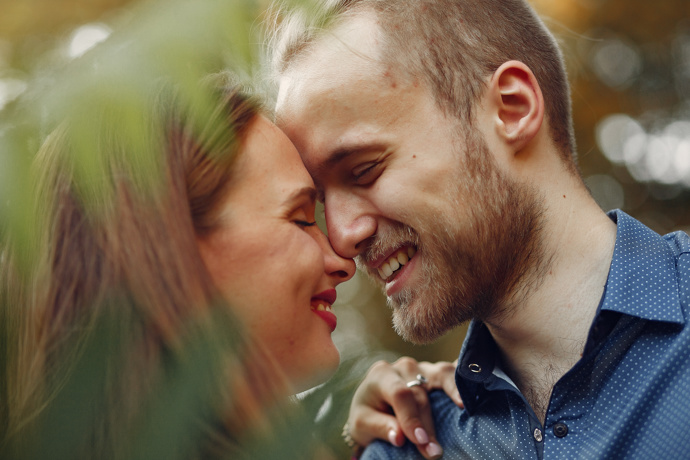 Se ženou si kdysi byli blízcí, ale všechno už z jejich vztahu vyprchalo. Problém je, že mají tři děti. Jeden syn už je dospělý, ale dvě děti jsou ještě relativně malé.
Se ženou si kdysi byli blízcí, ale všechno už z jejich vztahu vyprchalo. Problém je, že mají tři děti. Jeden syn už je dospělý, ale dvě děti jsou ještě relativně malé.