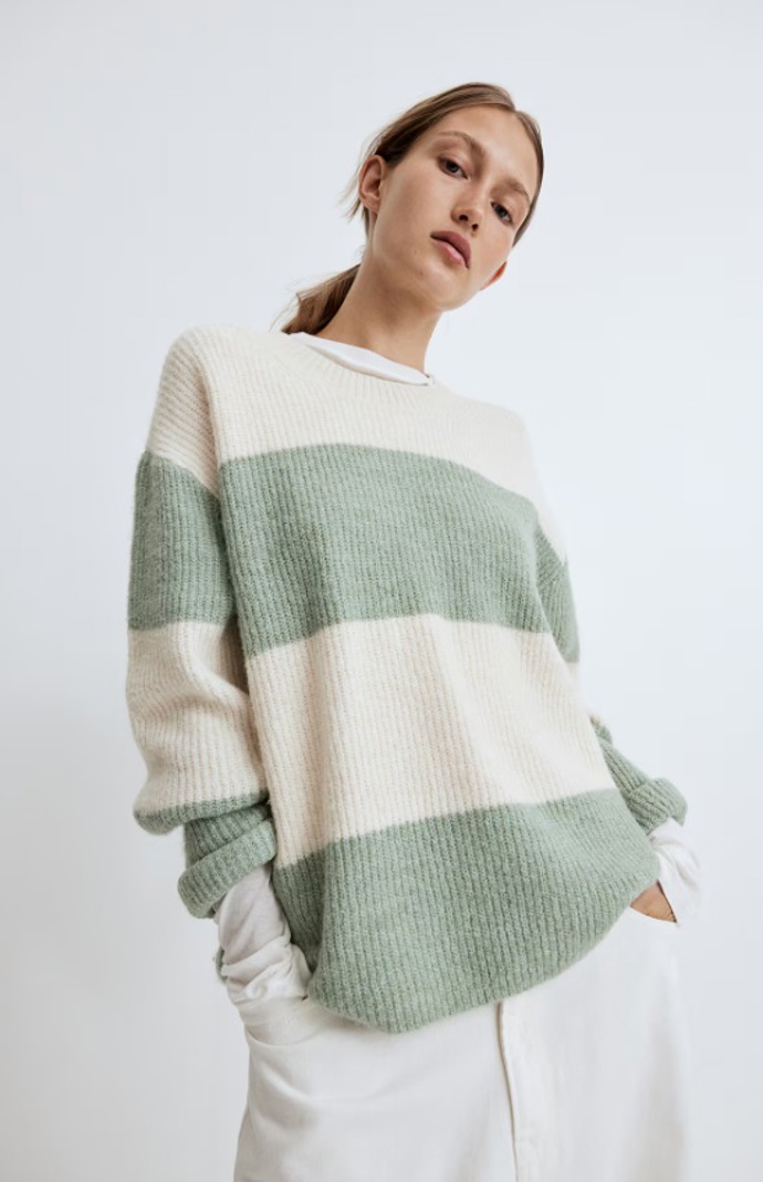 Svetr z žebrovaného úpletu, H&M, 189 Kč (původní cena 479 Kč)
