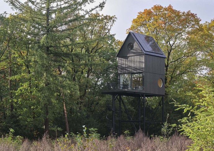 Chata Nest v holandském národním parku Hoge Veluwe nabízí jedinečné bydlení vysoko mezi korunami stromů. Díky inspiraci v ptačí budce a citlivému přístupu architektů dokonale splývá s okolní přírodou a poskytuje útočiště nejen lidem, ale i ptákům a netopýrům.
Chata Nest v holandském národním parku Hoge Veluwe nabízí jedinečné bydlení vysoko mezi korunami stromů. Díky inspiraci v ptačí budce a citlivému přístupu architektů dokonale splývá s okolní přírodou a poskytuje útočiště nejen lidem, ale i ptákům a netopýrům.