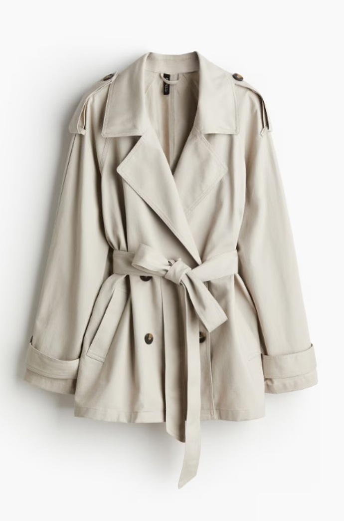 Krátký trenčkot, H&M, 1 199 Kč
