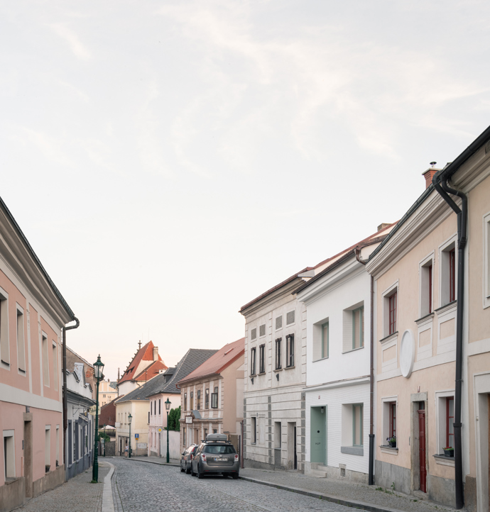 Historický dům v Kutné Hoře prošel proměnou, která mu vrátila duši a vytvořila prostor, kde se minulost nenásilně prolíná s přítomností. Architekti ze studia BYRO dokázali nemožné. Vdechli staré a zanedbané stavbě nový život.
Historický dům v Kutné Hoře prošel proměnou, která mu vrátila duši a vytvořila prostor, kde se minulost nenásilně prolíná s přítomností. Architekti ze studia BYRO dokázali nemožné. Vdechli staré a zanedbané stavbě nový život.