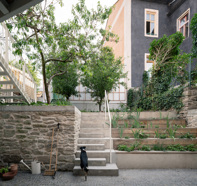 Historický dům v Kutné Hoře prošel proměnou, která mu vrátila duši a vytvořila prostor, kde se minulost nenásilně prolíná s přítomností. Architekti ze studia BYRO dokázali nemožné. Vdechli staré a zanedbané stavbě nový život.
Historický dům v Kutné Hoře prošel proměnou, která mu vrátila duši a vytvořila prostor, kde se minulost nenásilně prolíná s přítomností. Architekti ze studia BYRO dokázali nemožné. Vdechli staré a zanedbané stavbě nový život.