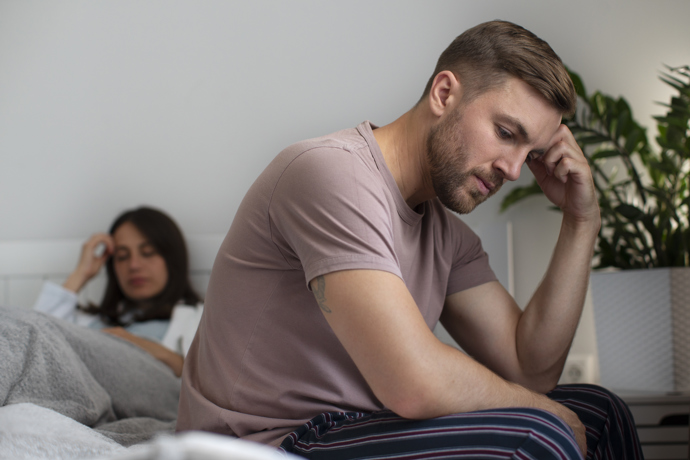 Chce zkoušet v posteli věci, které paní Magdu děsí. Je spokojená tak, jak to je, nechápe, kde se v něm berou tyhle další věci. Dokonce chtěl pozvat do postele někoho dalšího.
Chce zkoušet v posteli věci, které paní Magdu děsí. Je spokojená tak, jak to je, nechápe, kde se v něm berou tyhle další věci. Dokonce chtěl pozvat do postele někoho dalšího.