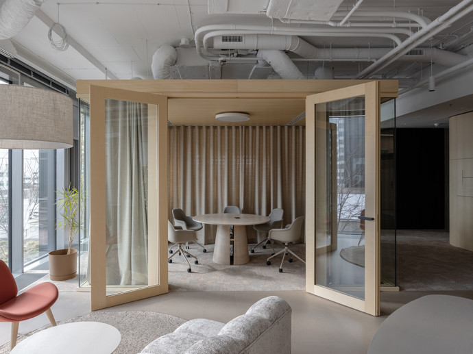 Jak by vypadala ideální kancelář, pokud by si ji architekti navrhli sami pro sebe? Delta Pods Architects přichází s vizí pracovního prostoru, který propojuje architekturu a projekci do harmonického celku.
