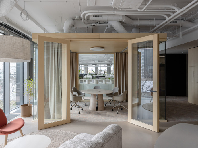 Jak by vypadala ideální kancelář, pokud by si ji architekti navrhli sami pro sebe? Delta Pods Architects přichází s vizí pracovního prostoru, který propojuje architekturu a projekci do harmonického celku.
