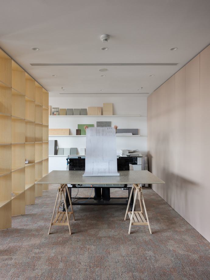 Jak by vypadala ideální kancelář, pokud by si ji architekti navrhli sami pro sebe? Delta Pods Architects přichází s vizí pracovního prostoru, který propojuje architekturu a projekci do harmonického celku.
