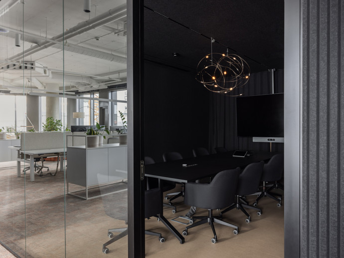 Jak by vypadala ideální kancelář, pokud by si ji architekti navrhli sami pro sebe? Delta Pods Architects přichází s vizí pracovního prostoru, který propojuje architekturu a projekci do harmonického celku.
