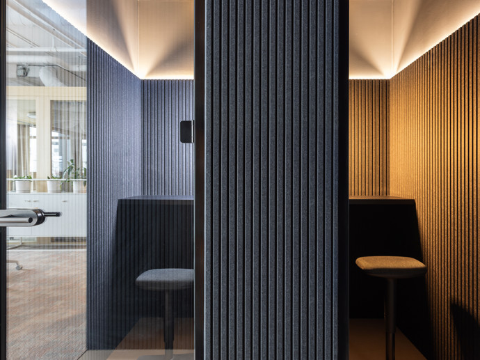 Jak by vypadala ideální kancelář, pokud by si ji architekti navrhli sami pro sebe? Delta Pods Architects přichází s vizí pracovního prostoru, který propojuje architekturu a projekci do harmonického celku.
