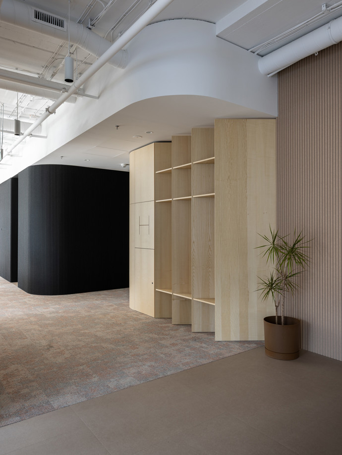 Jak by vypadala ideální kancelář, pokud by si ji architekti navrhli sami pro sebe? Delta Pods Architects přichází s vizí pracovního prostoru, který propojuje architekturu a projekci do harmonického celku.

