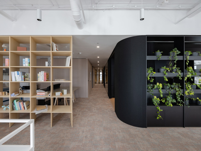 Jak by vypadala ideální kancelář, pokud by si ji architekti navrhli sami pro sebe? Delta Pods Architects přichází s vizí pracovního prostoru, který propojuje architekturu a projekci do harmonického celku.
