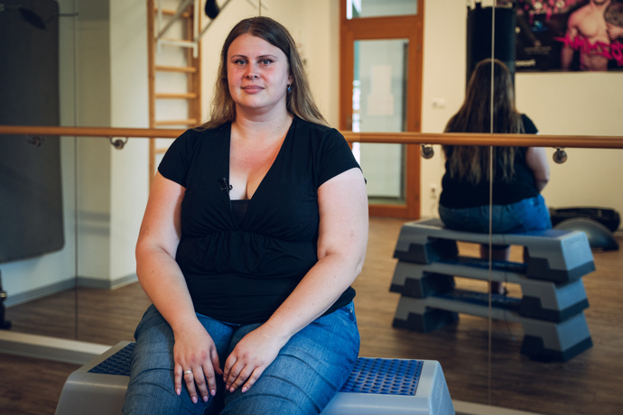 Dominika se z velkého města přestěhovala za přítelem Zdeňkem na venkov, kde spolu mají pole, věnují se zvířatům a zemědělství. Ale Dominice, která měla celý život problém sama se sebou i s tím, jak ji okolí bralo, dále zapomínala na to nejdůležitější: Na samu sebe.
Dominika se z velkého města přestěhovala za přítelem Zdeňkem na venkov, kde spolu mají pole, věnují se zvířatům a zemědělství. Ale Dominice, která měla celý život problém sama se sebou i s tím, jak ji okolí bralo, dále zapomínala na to nejdůležitější: Na samu sebe.