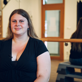 Dominika se postaví v televizi na váhu před celým národem. Váha ukáže 135 kilogramů. Taková je její startovací váha.
