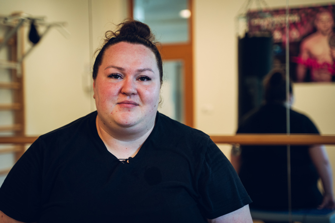 Gábina Šlosrová se projedla k váze, s níž se stydí vycházet ven z domu. Sedí a jí.
Gábina Šlosrová se projedla k váze, s níž se stydí vycházet ven z domu. Sedí a jí.