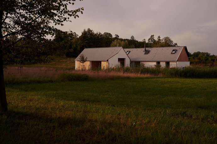 V malebné obci Bělečko vyrostl rodinný dům, který citlivě propojuje tradiční venkovskou architekturu s moderním designem. Projekt z dílny AIR Ateliér plně respektuje kouzlo místa a okolní stavby a zároveň svým majitelům nabízí komfortní bydlení. 
