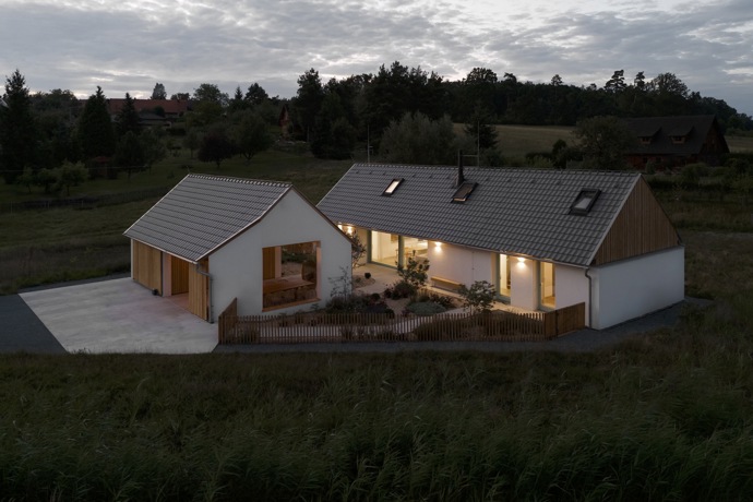 V malebné obci Bělečko vyrostl rodinný dům, který citlivě propojuje tradiční venkovskou architekturu s moderním designem. Projekt z dílny AIR Ateliér plně respektuje kouzlo místa a okolní stavby a zároveň svým majitelům nabízí komfortní bydlení. 
