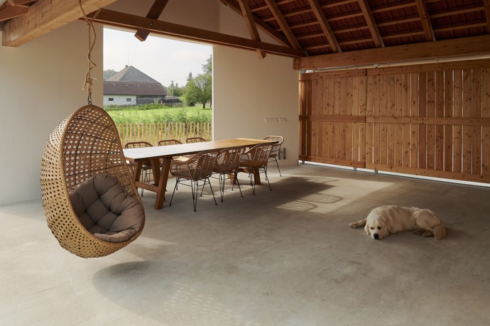 V malebné obci Bělečko vyrostl rodinný dům, který citlivě propojuje tradiční venkovskou architekturu s moderním designem. Projekt z dílny AIR Ateliér plně respektuje kouzlo místa a okolní stavby a zároveň svým majitelům nabízí komfortní bydlení. 
