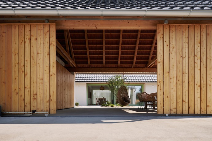 V malebné obci Bělečko vyrostl rodinný dům, který citlivě propojuje tradiční venkovskou architekturu s moderním designem. Projekt z dílny AIR Ateliér plně respektuje kouzlo místa a okolní stavby a zároveň svým majitelům nabízí komfortní bydlení. 
