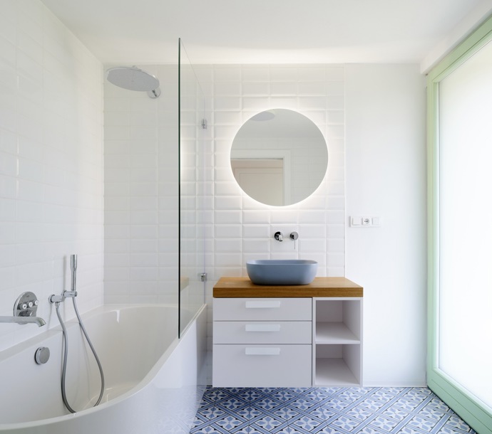 V malebné obci Bělečko vyrostl rodinný dům, který citlivě propojuje tradiční venkovskou architekturu s moderním designem. Projekt z dílny AIR Ateliér plně respektuje kouzlo místa a okolní stavby a zároveň svým majitelům nabízí komfortní bydlení. 
