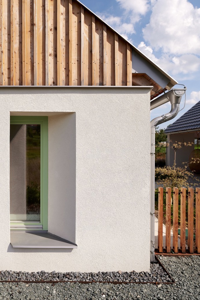 V malebné obci Bělečko vyrostl rodinný dům, který citlivě propojuje tradiční venkovskou architekturu s moderním designem. Projekt z dílny AIR Ateliér plně respektuje kouzlo místa a okolní stavby a zároveň svým majitelům nabízí komfortní bydlení. 
