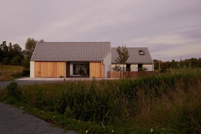 V malebné obci Bělečko vyrostl rodinný dům, který citlivě propojuje tradiční venkovskou architekturu s moderním designem. Projekt z dílny AIR Ateliér plně respektuje kouzlo místa a okolní stavby a zároveň svým majitelům nabízí komfortní bydlení. 
