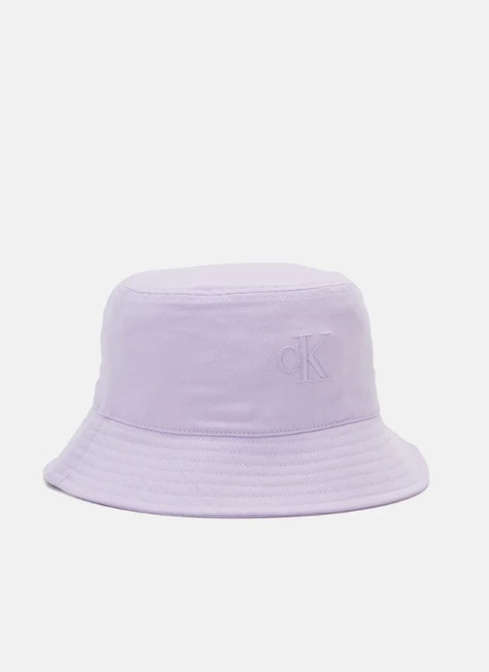 Fialový bucket hat, Calvin Klein Jeans, 750 Kč
