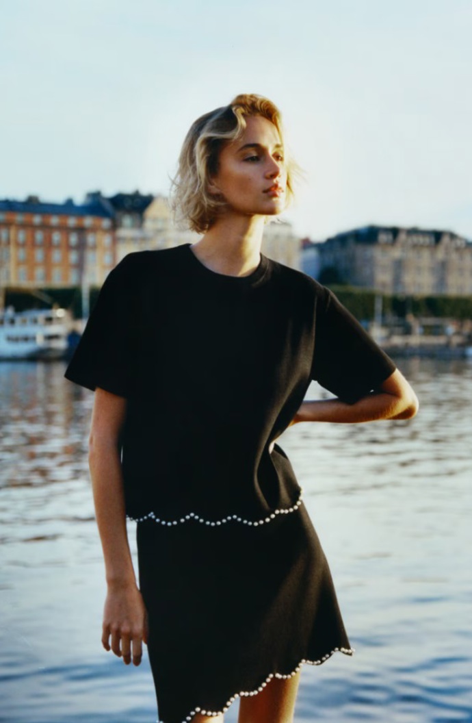Pletená sukně zdobená korálky, H&M, 279 Kč (původní cena 669 Kč)
