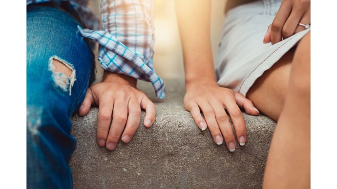 Online se seznamují všechny věkové skupiny. Mladí lidé často dávají přednost virtuálnímu prostoru, aplikacím a sociálním sítím, kde se cítí bezpečněji. 
