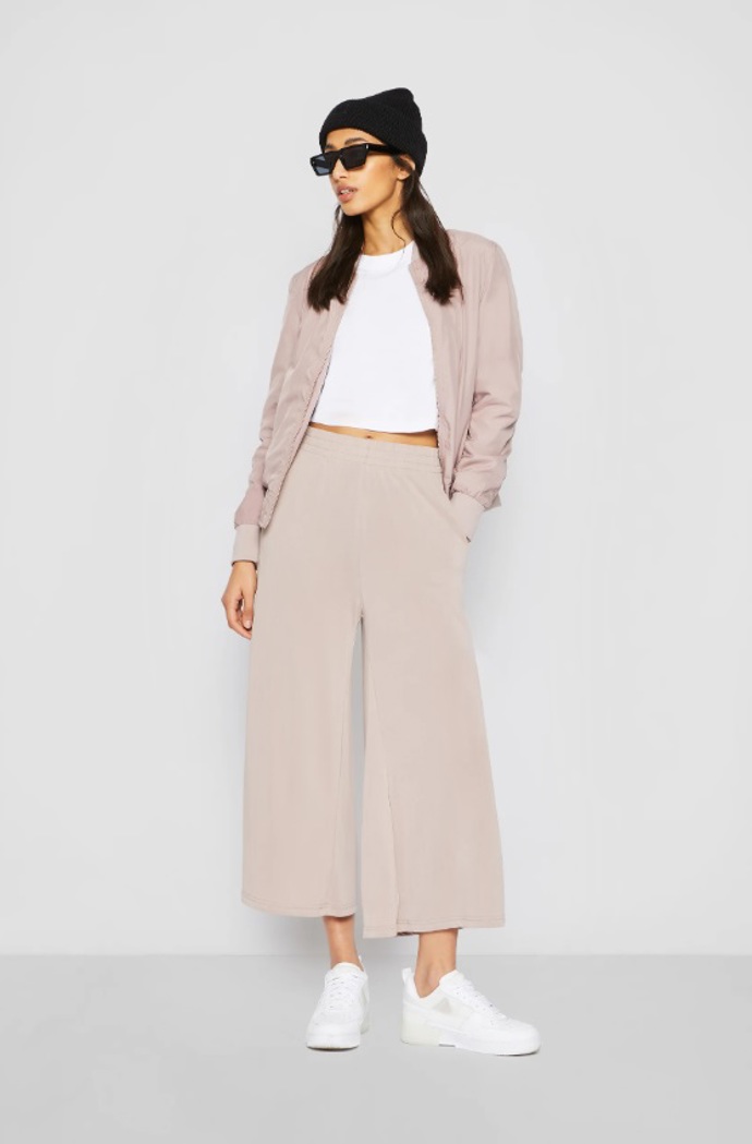 Domácí kalhoty, Urban Classics, 595 Kč

