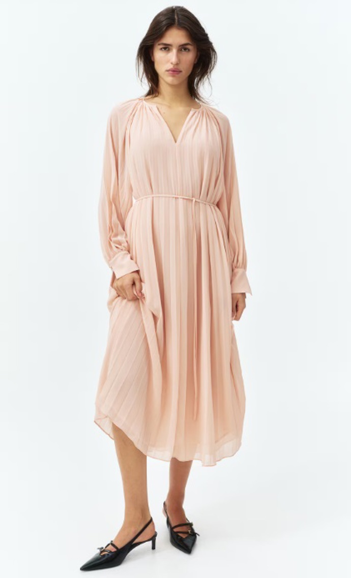 Plisované šifonové šaty, H&M, 1 199 Kč
