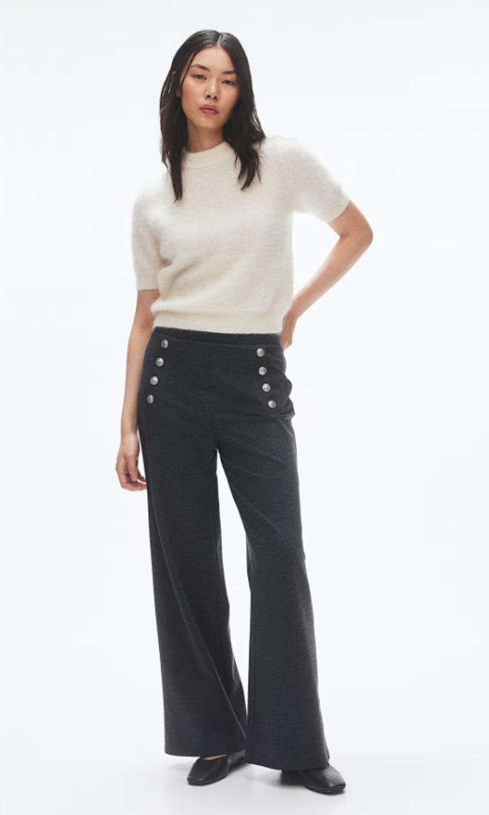 Kalhoty s předními knoflíky, H&M, 249 Kč (původní cena 479 Kč)
