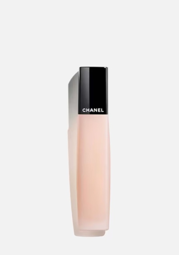 Chanel hydratační a posilující olej na nehty, Douglas, 895 Kč
