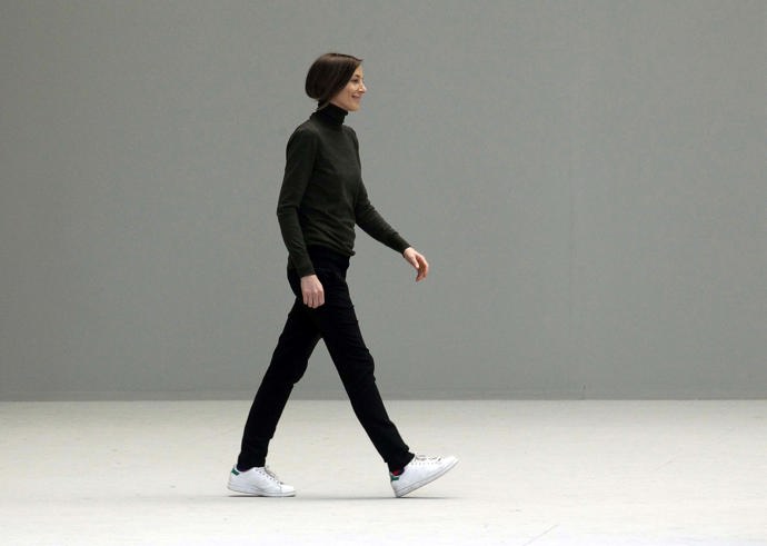 Phoebe Philo a její ikonický účes.
Phoebe Philo a její ikonický účes.