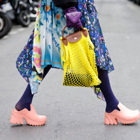 Clogs se nosí i v gumovém provedení, s růžovými na platformě přišla značka Bottega Veneta.
