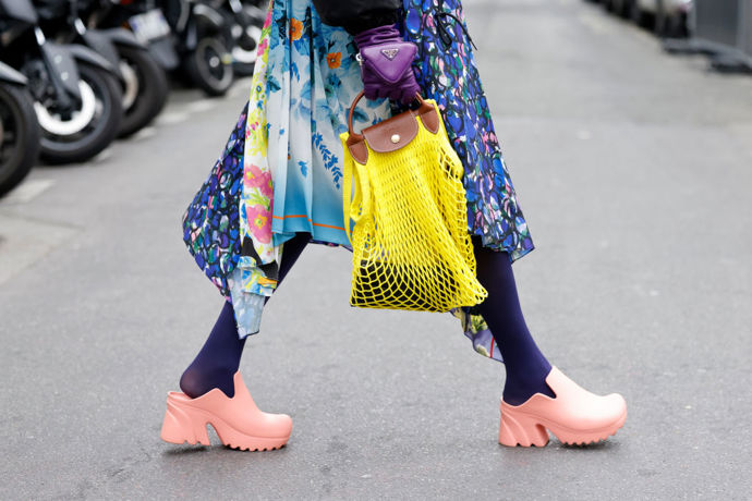 Clogs se nosí i v gumovém provedení, s růžovými na platformě přišla značka Bottega Veneta.
