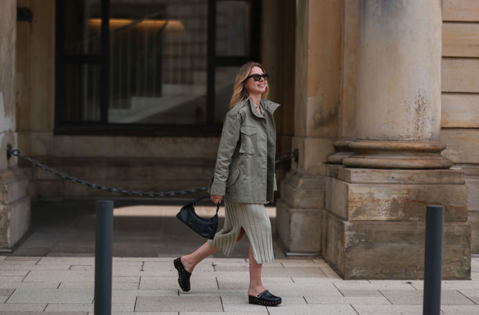 S černými clogs vytvoříte minimalistický outfit třeba v kombinaci s khaki bundou a sukní ve stejném či podobném odstínu.

