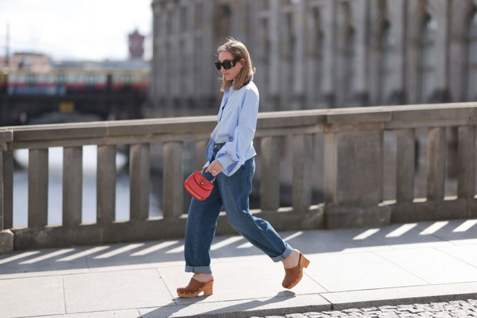 Sonia Lyson oblékla klasický outfit v podobě džínů a světle modré košile a přidala clogs v hnědém odstínu.
