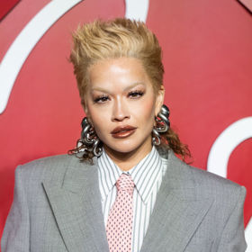 Rita Ora vyčesala ofinu nahoru, vzadu nechala vlasy spadat
