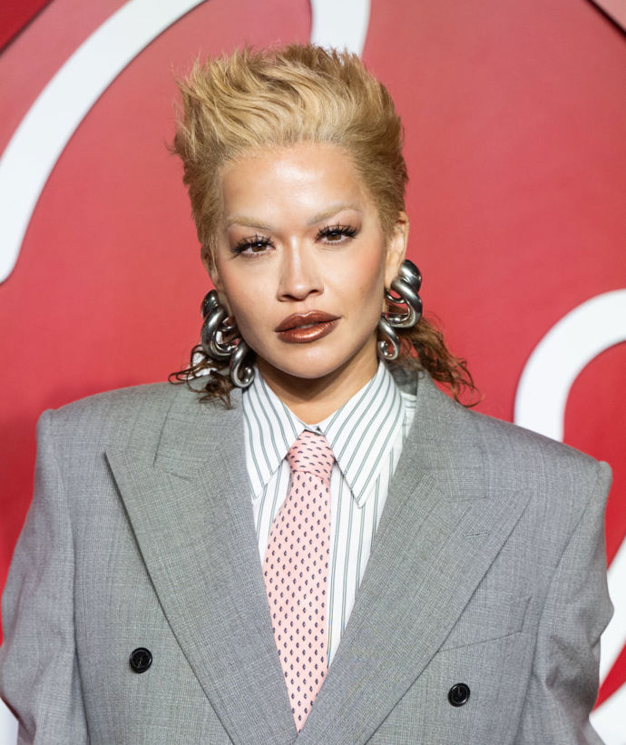 Rita Ora vyčesala ofinu nahoru, vzadu nechala vlasy spadat
Rita Ora vyčesala ofinu nahoru, vzadu nechala vlasy spadat