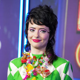 Sarah Sherman předvádí Pixie Mullet na patku

