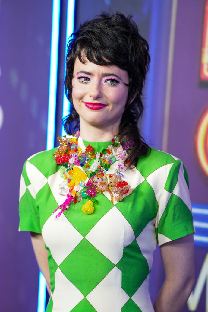 Sarah Sherman předvádí Pixie Mullet na patku
Sarah Sherman předvádí Pixie Mullet na patku