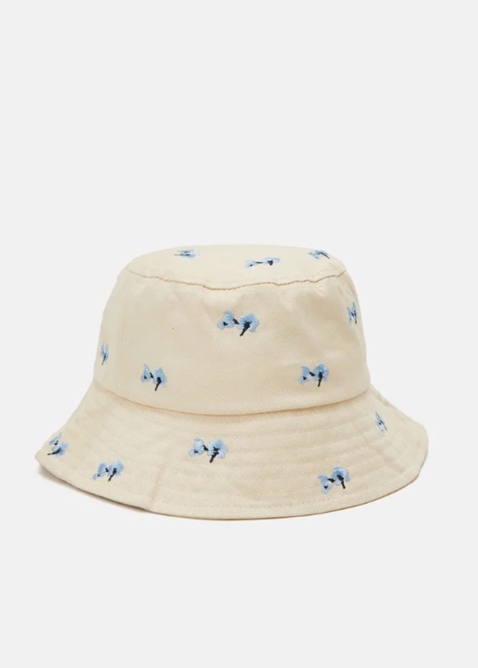 Bucket hat s výšivkami, Becksöndergaard, 1 010 Kč
