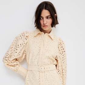 Košilové šaty s madeirou, H&M, 1 699 Kč
